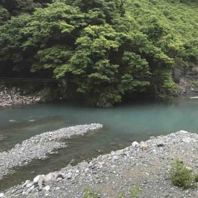 鉱物と暮らしのアイデア帳】5億年太古の石『糸魚川ヒスイ』 - 石の音ブログ