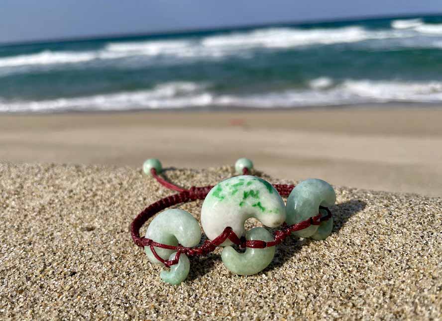 2025年1月23日 翡翠勾玉の腕飾り - 石の音ブログ