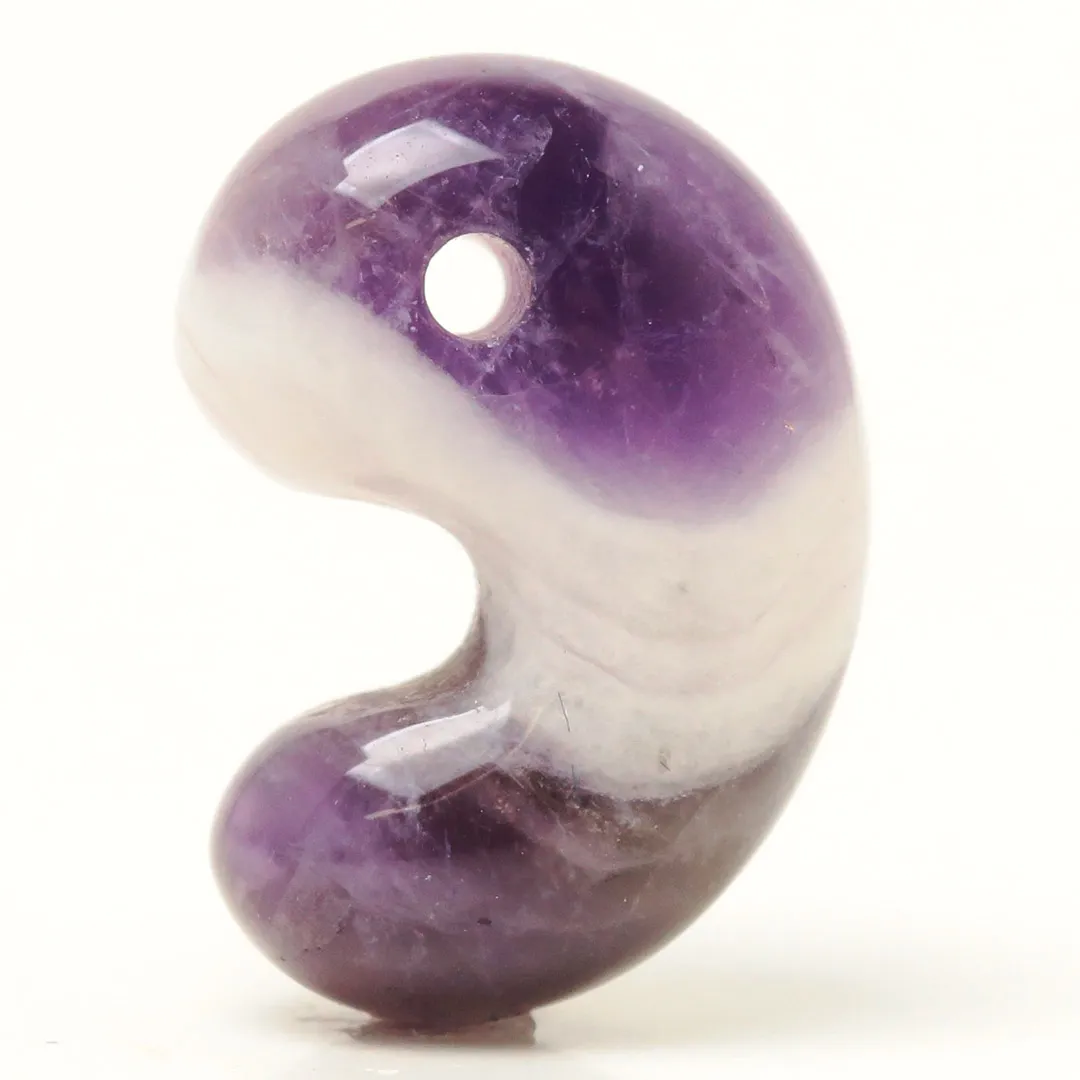 実は全て同じアメジスト！？ドッグトゥース・シェブロン・ケープ