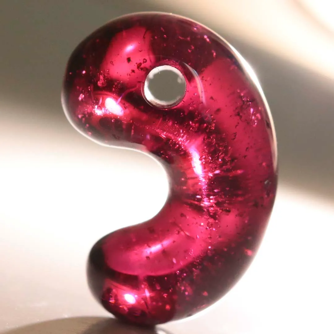 新作勾玉！)ガーネット/スターガーネット出雲型勾玉 ブラジル産 - 石の