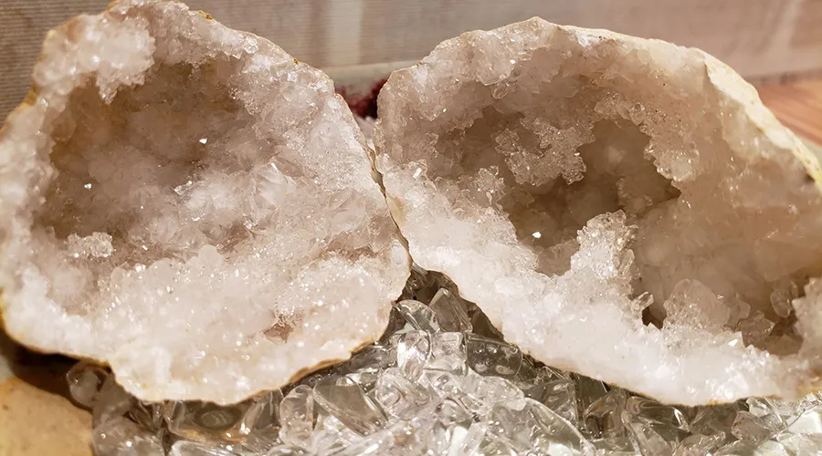 なんでこんなに丸っこいの？ジオード水晶を調べてみました - 石の音ブログ