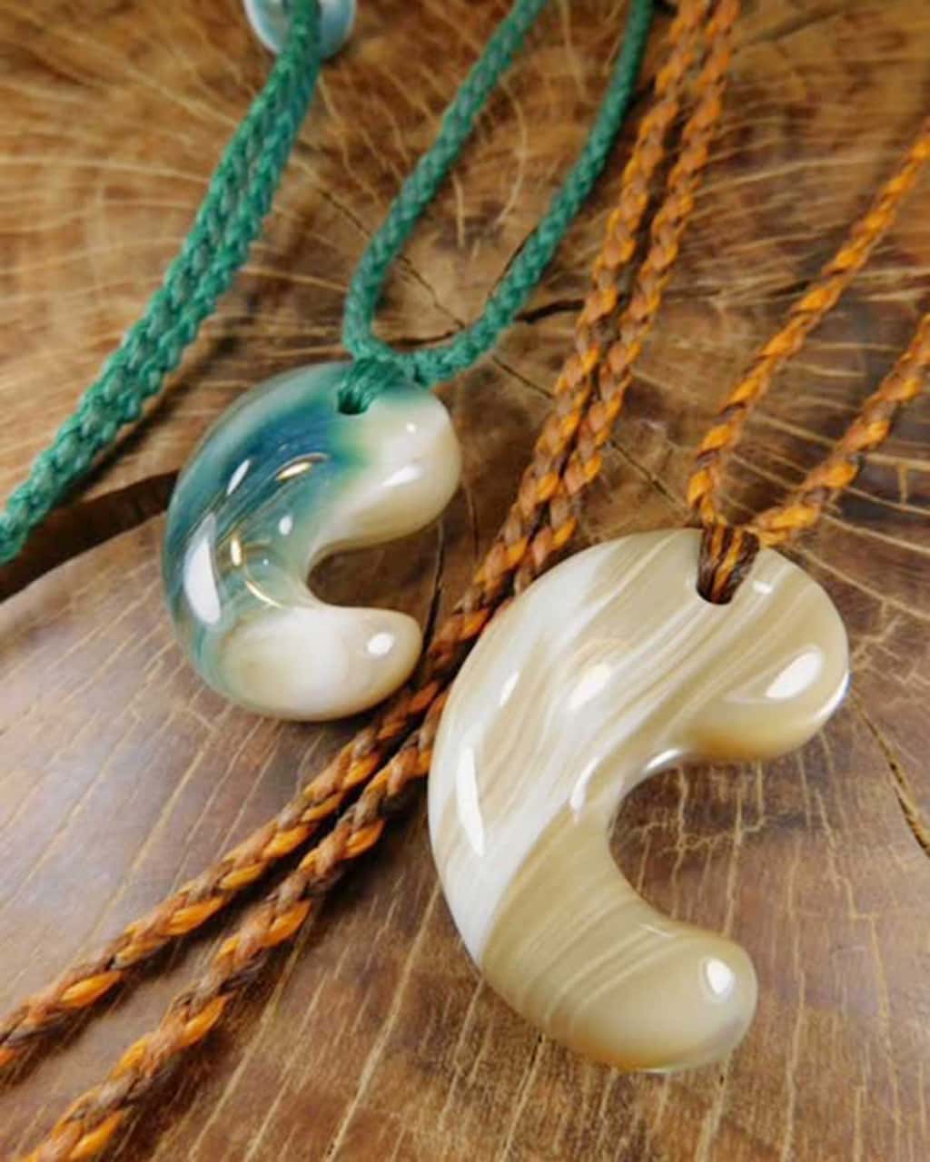 2025年10月5日 夜光貝勾玉ネックレス - 石の音ブログ