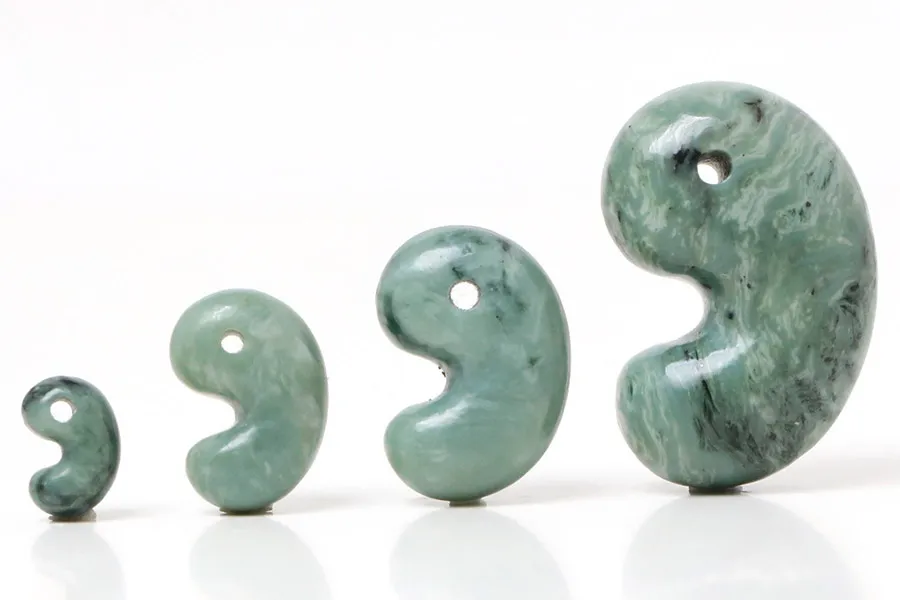 新作勾玉！)日高ヒスイ出雲型勾玉 北海道・日高町産 - 石の音ブログ