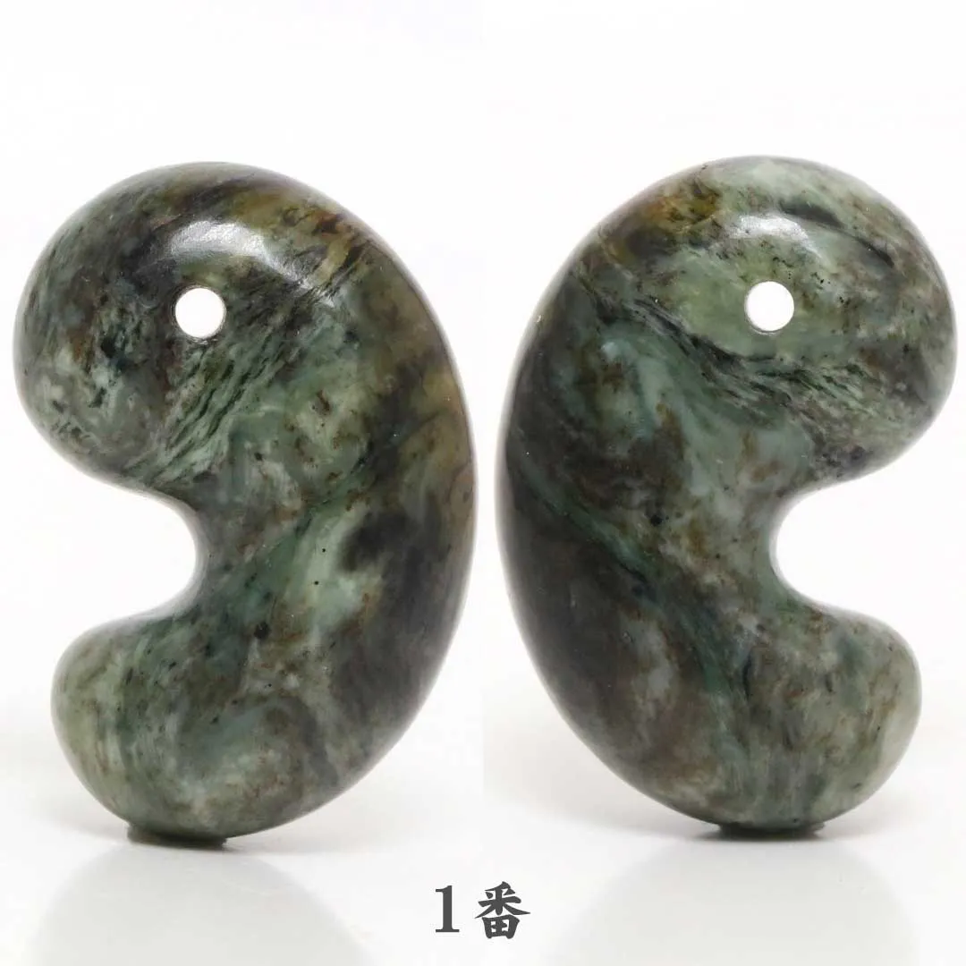 新作勾玉！)日高ヒスイ出雲型勾玉 北海道・日高町産 - 石の音ブログ