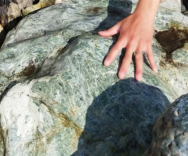 新作勾玉！)日高ヒスイ出雲型勾玉 北海道・日高町産 - 石の音ブログ