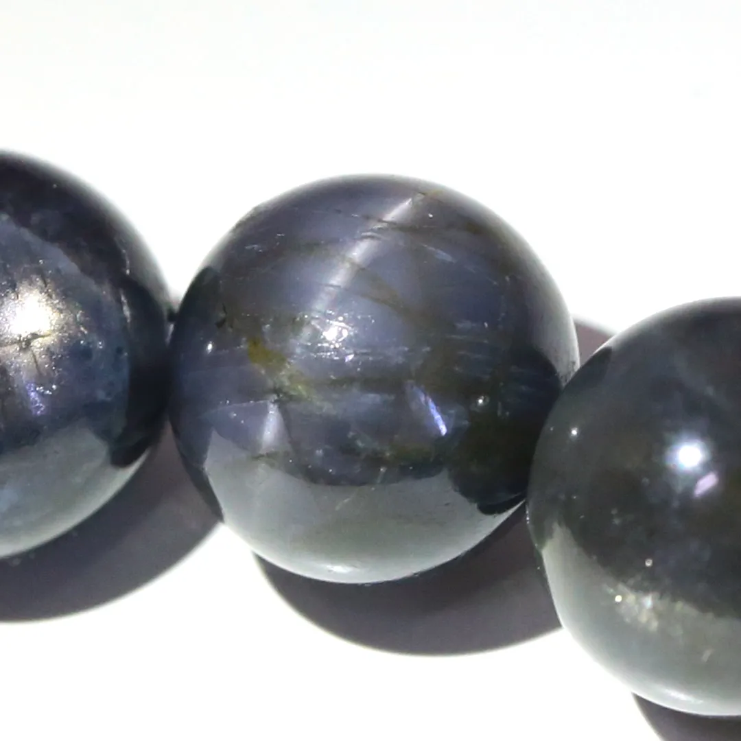 シーン効果やキャッツアイ効果を持つ珍しいアイオライト - 石の音ブログ