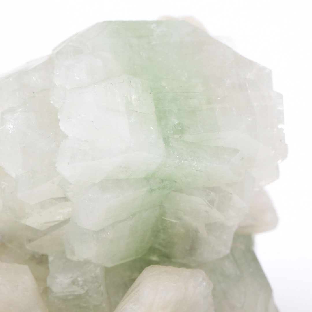 ほんのり色づいたグリーンカラーが特徴のアポフィライト原石 - 石の音