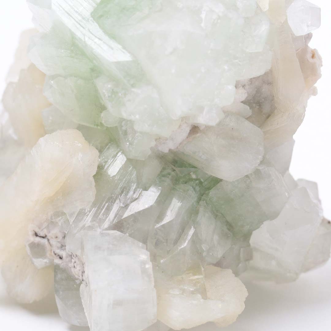 ほんのり色づいたグリーンカラーが特徴のアポフィライト原石 - 石の音